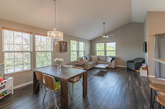 Photo - 472 Valentine Way