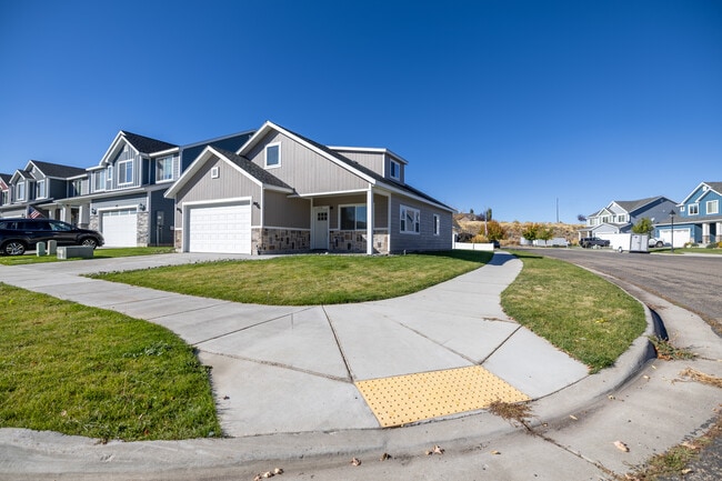 Esquina - 1110 Monroe Ct