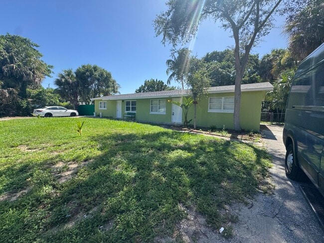Building Photo - 8821 Dania Dr Rental