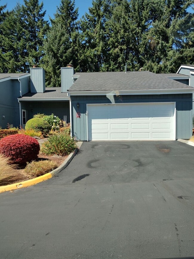 Building Photo - Desirable Twin Lakes Quail Run Townhome