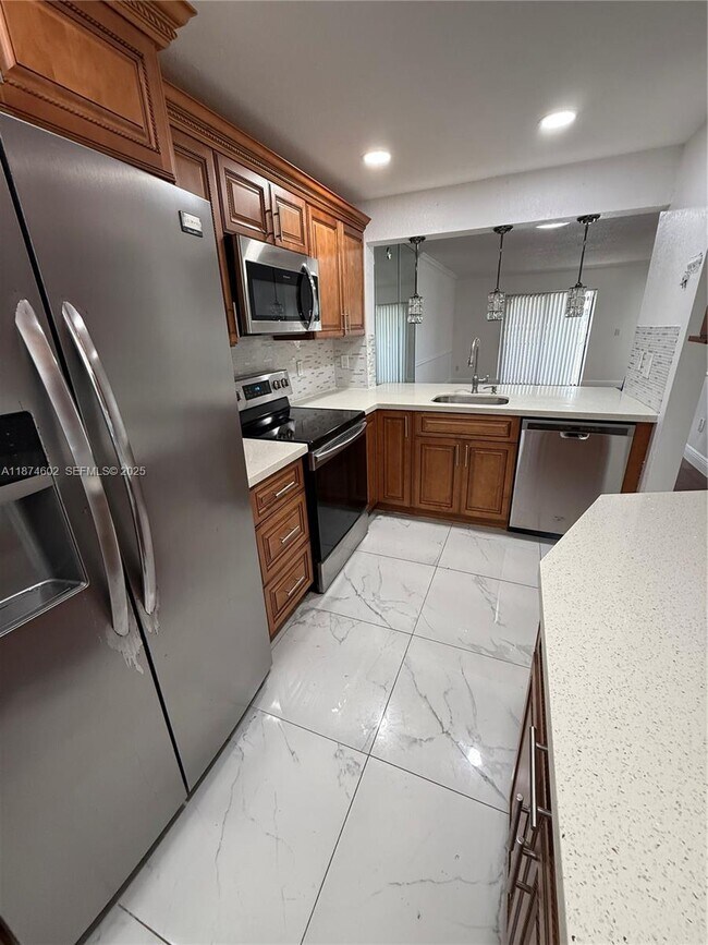 Building Photo - 862 NE 209th St Unit 106-39