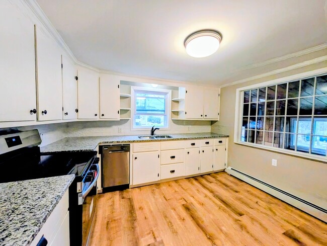 Photo - 2529 Main St