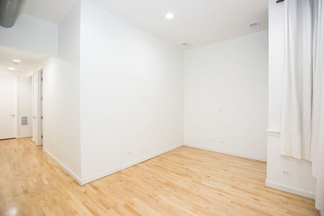 Photo - Amazing Wicker park 1 Bedroom with Patio Unit 2007-1