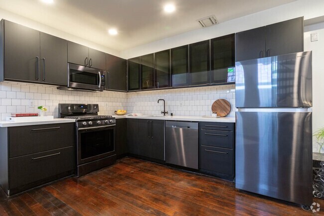 Fully upgraded and remodeled gourmet kitchen with stainless steel appliances - 900 N Hoover Rental