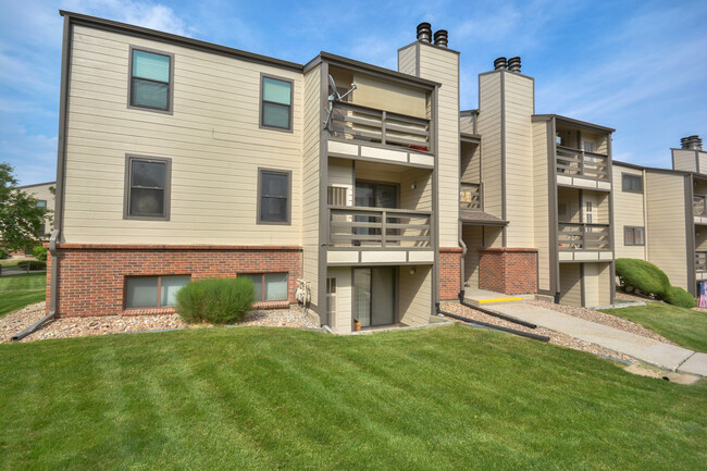 Well maintained landscaping and sidewalks. - 499 Wright St Condo Unit #201