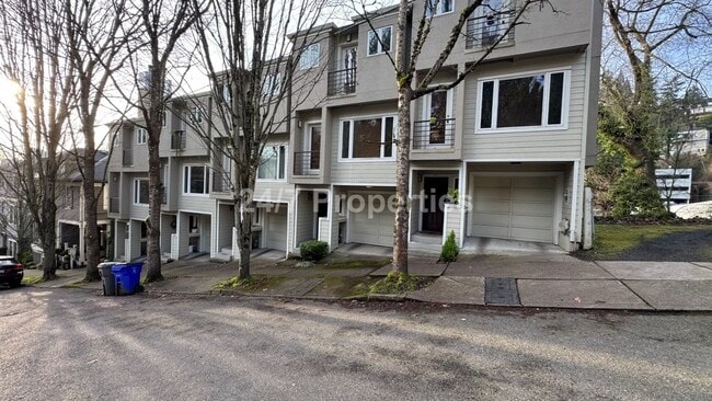 Building Photo - Charming 2 BD I 2 BA Townhome - Goose Hollow