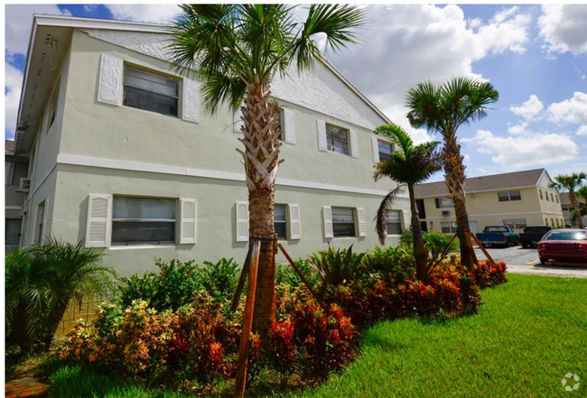 Building Photo - LARGE NEWLY RENOVATED APARTMENTS Unit 1540-34 - 2/1 - L
