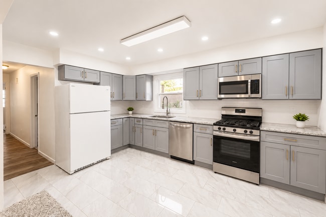 Photo - 169 W 51st St Unit 2