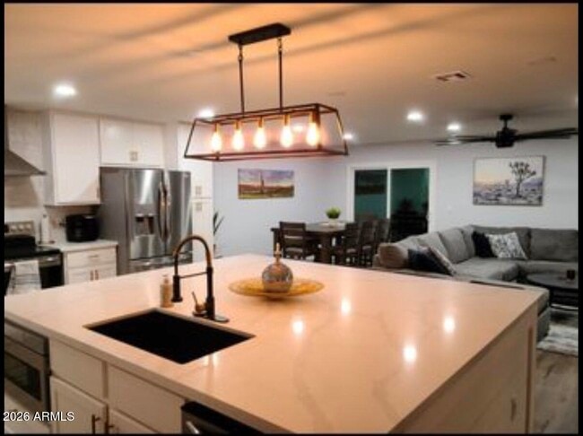 Building Photo - 936 E Hermosa Dr