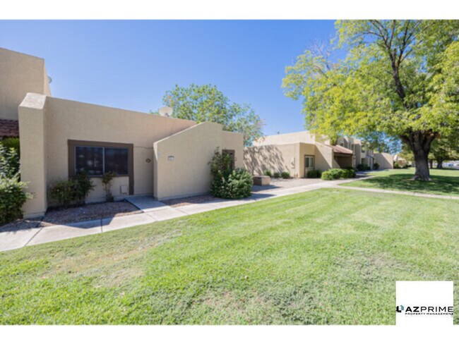 Building Photo - Lovely 3/2 End Unit Townhouse in Glendale ...
