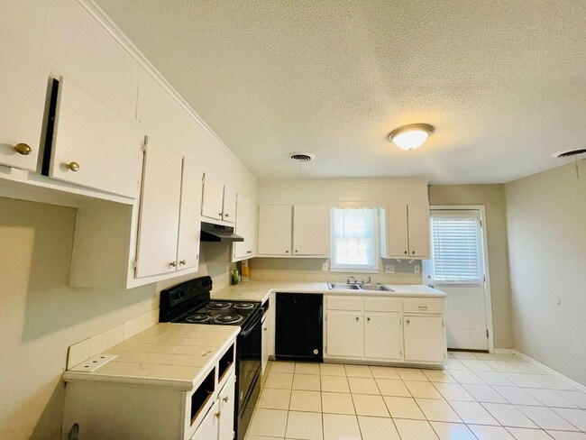 Photo - 01775 Unit 781 Rushmeade Road - Left Side