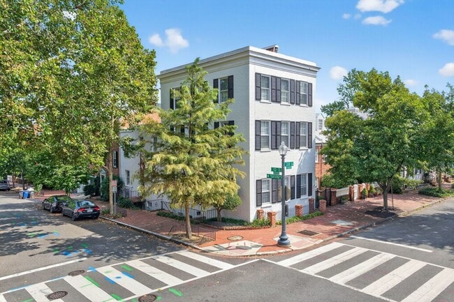 Building Photo - 1363 28th St NW Unit 1B