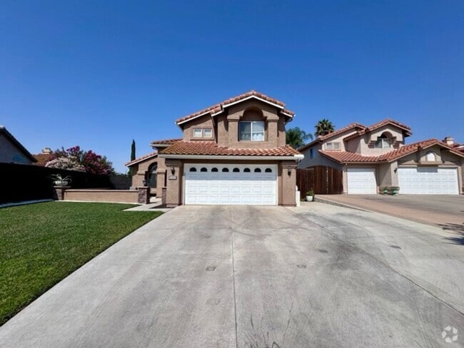 Building Photo - Beautiful 4 Bedroom Pool Home with Solar i...