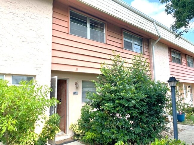 ROYAL OAK TOWNHOUSE CONDO - ROYAL OAK TOWNHOUSE CONDO Unidad A129