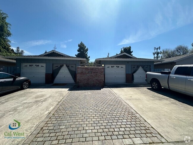 Building Photo - $2095-Renovated 1 Bed, 1 Bath Duplex apart... Unit 4 Rental