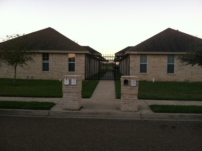 Front view of apartment - 1705 W Portales Dr Unit 2