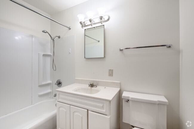2BR, 1BA - 750SF - Bathroom