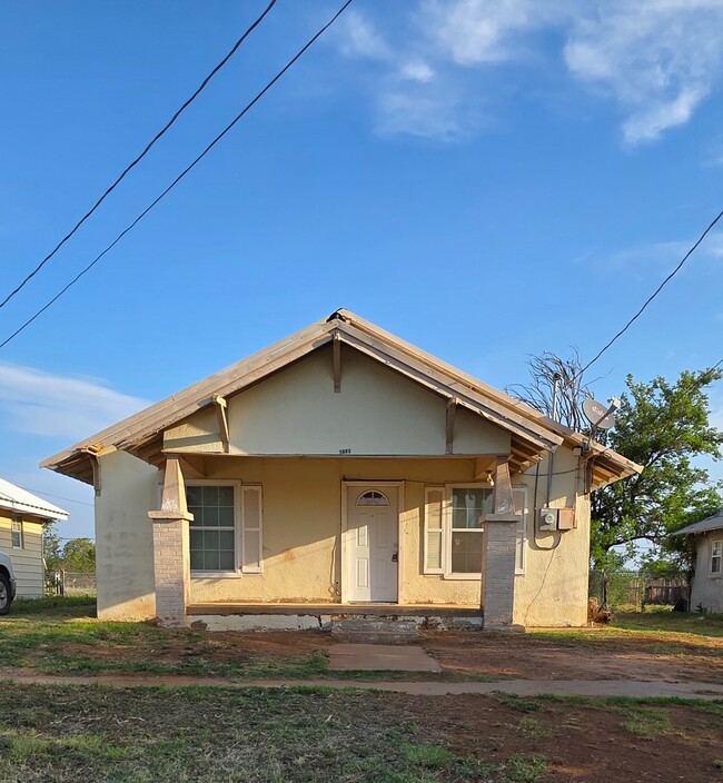 Front of Home - 1002 W 6th St