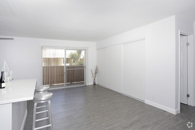 1BR + DEN, 1.25BA - 800 SF