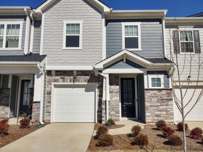 Move-in ready Townhome located in the Perg... - Move-in ready Townhome located in the Perg...