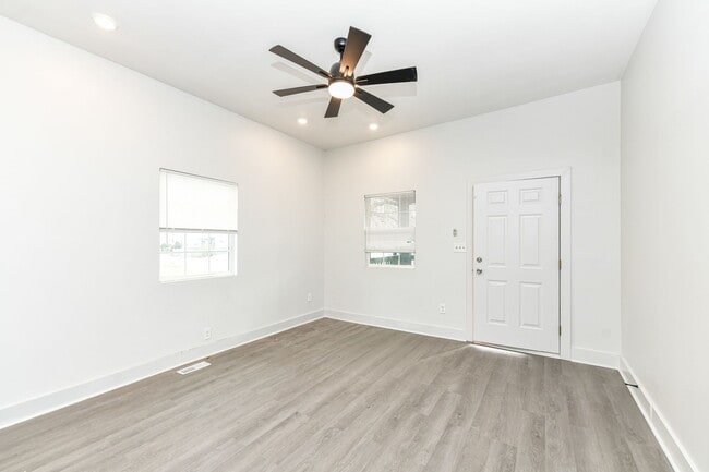 Photo - 942 W 27th St