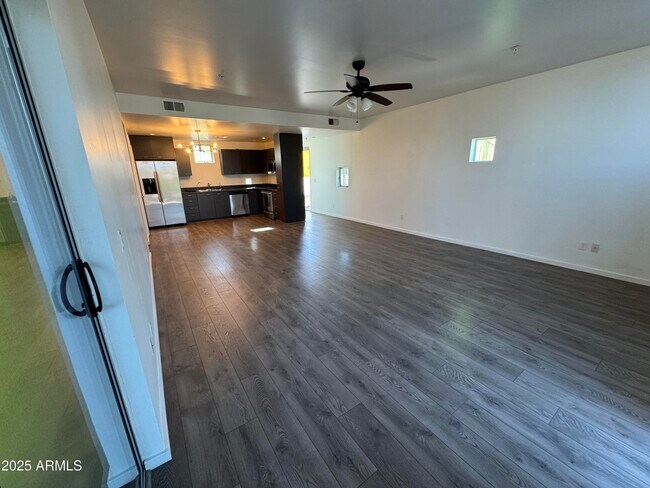 Photo - 1111 W University Dr Unidad 2013