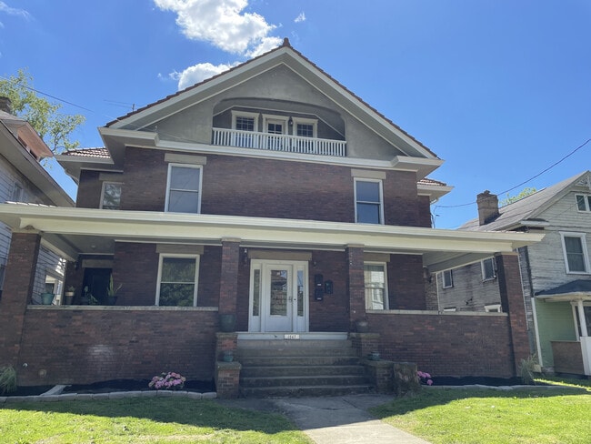 1567 Lee St E exterior