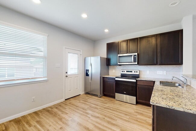 Photo - 5 bedroom 2.5 bath home in Bryan