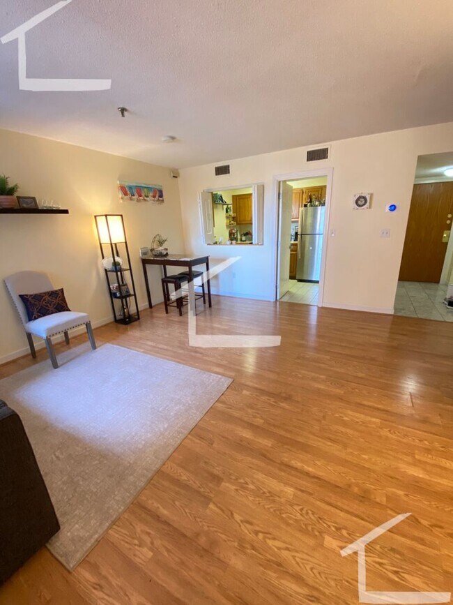 Photo - Great Apt in Convenient Area with 1 parkin...