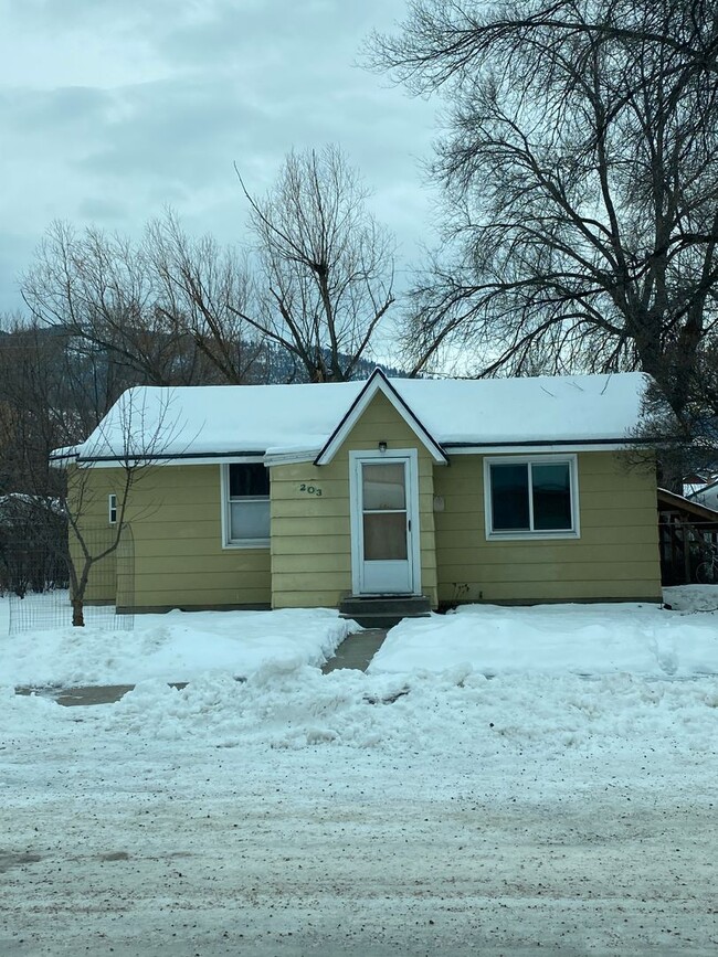 Pet-friendly 2 bedroom house available now - Pet-friendly 2 bedroom house available now