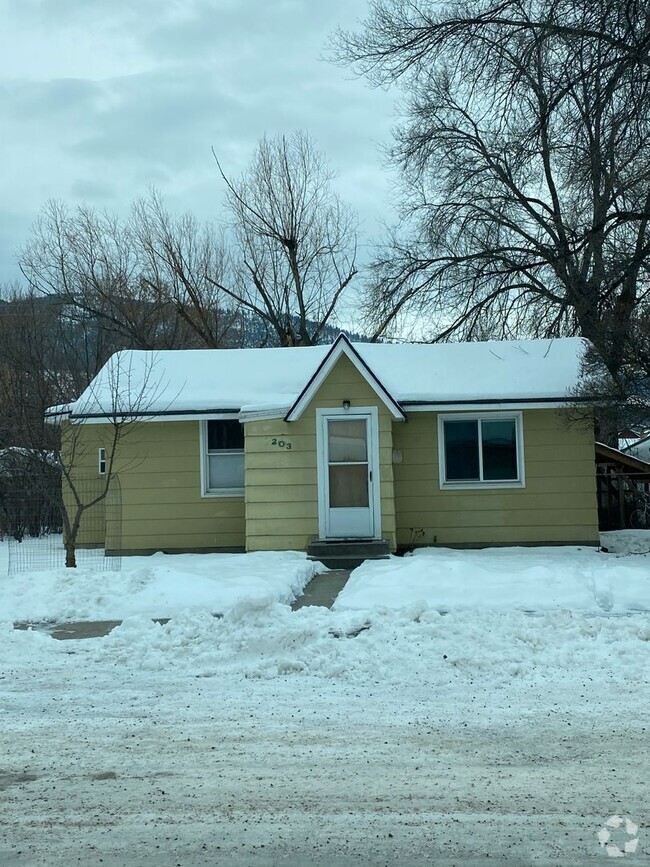 Building Photo - Pet-friendly 2 bedroom house available now