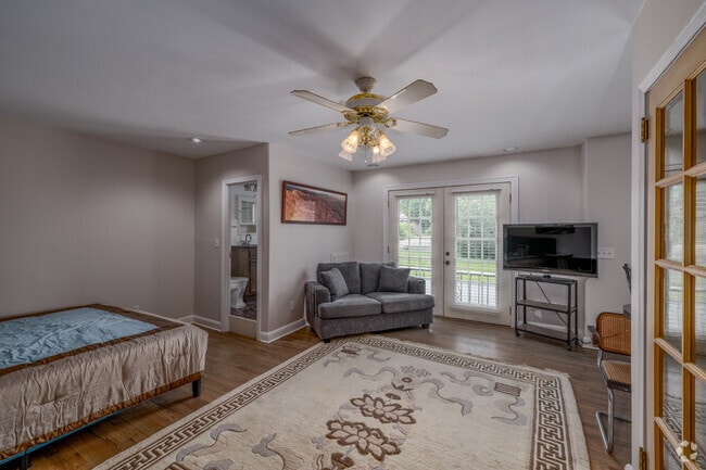Efficiency, 450SF - Living Area