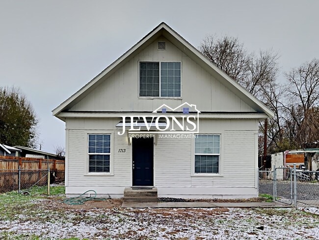 Building Photo - 3-bedroom home near Yakima Valley College,...