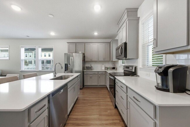 Photo - 301 Lanyard St