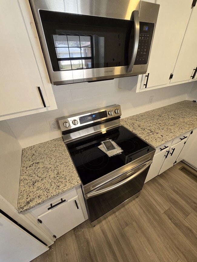 Estufa/Microondas - 801 4th Ave E Unidad C