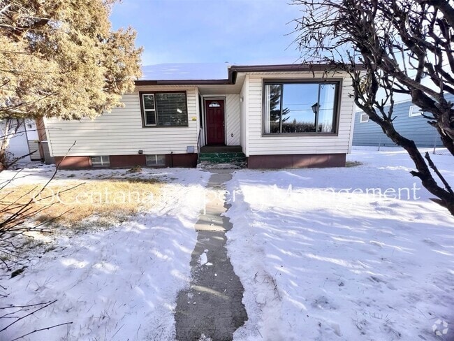 Building Photo - Large 2 bedroom house with an oversized ga...