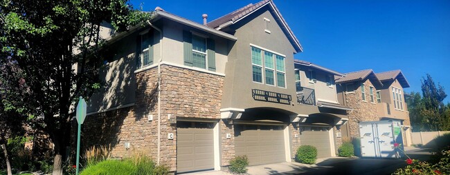Building Photo - Beautiful townhouse in South Reno