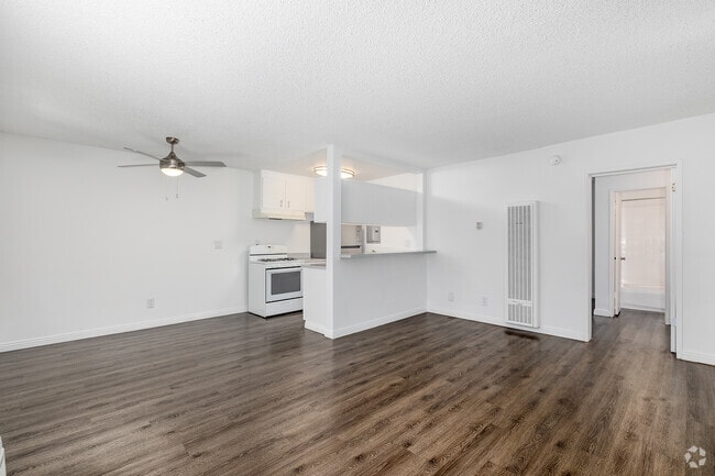 1BR, 1BA - 695SF - Living Room