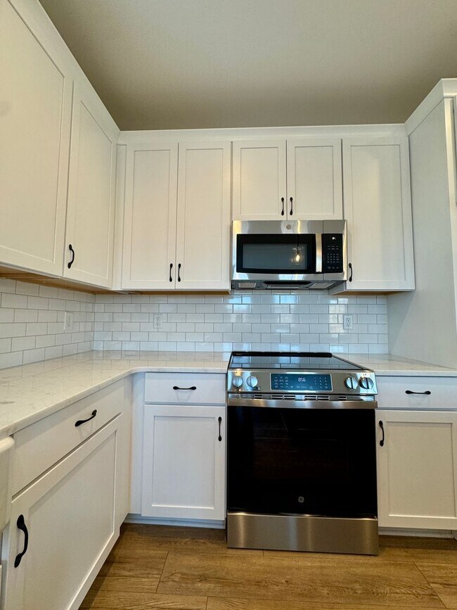 Photo - Newly Built End-Unit Townhome in Blacksburg - SHORT-TERM lease