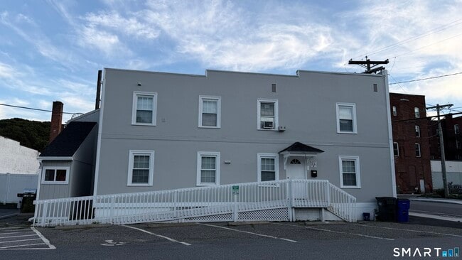 Building Photo - 26 Elm St Unit C