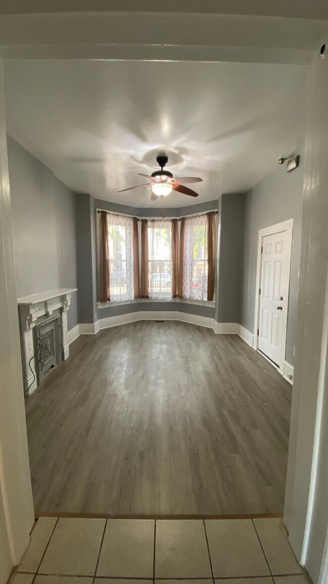 Living Room - 1621 W Cullerton St