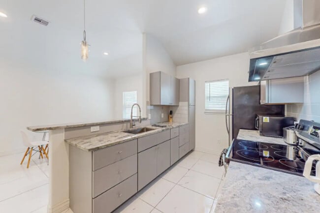 Photo - 702 5th St Unidad ID1268425P