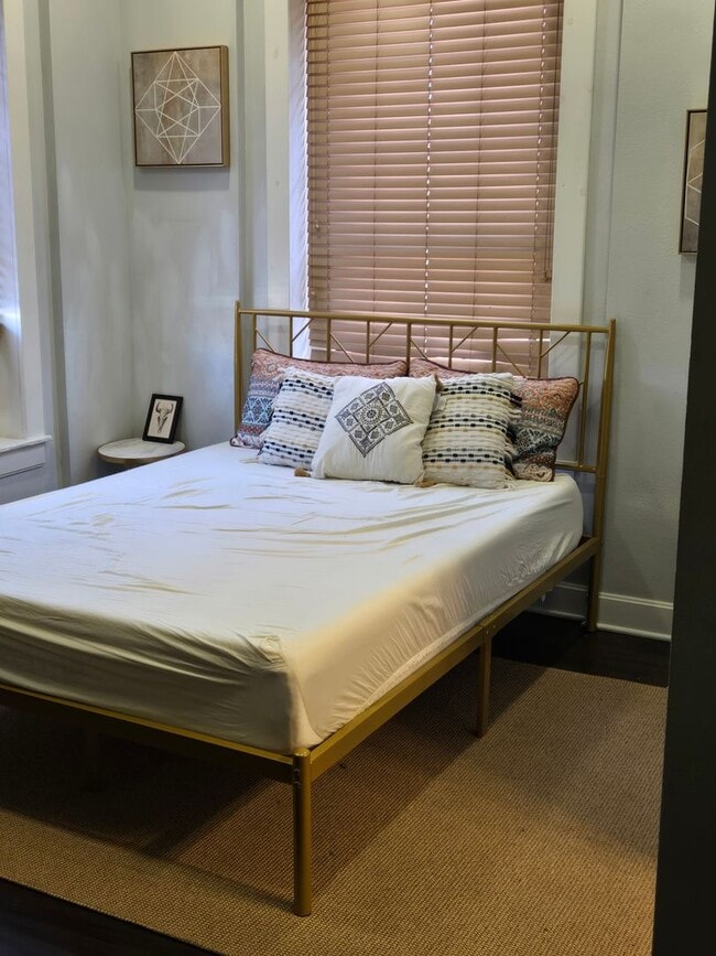 302 W Commercial St Unit 211A airBNB
