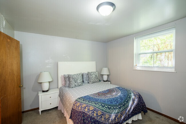B 1BR, 1BA - 675SF - Bedroom