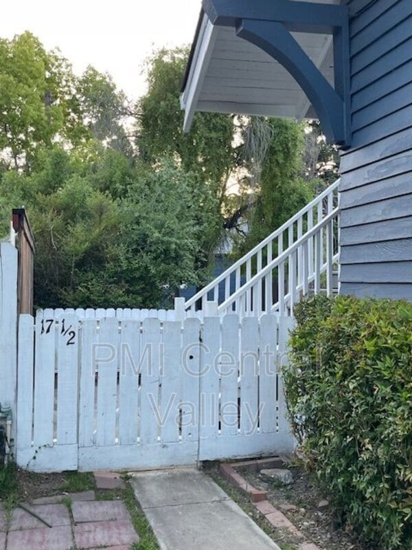 17 1/2 South Hutchins Street Rental House Rental in Lodi, CA