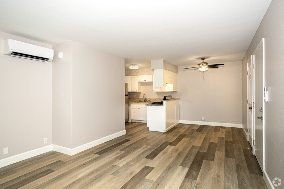 1BR, 1BA 594SF
