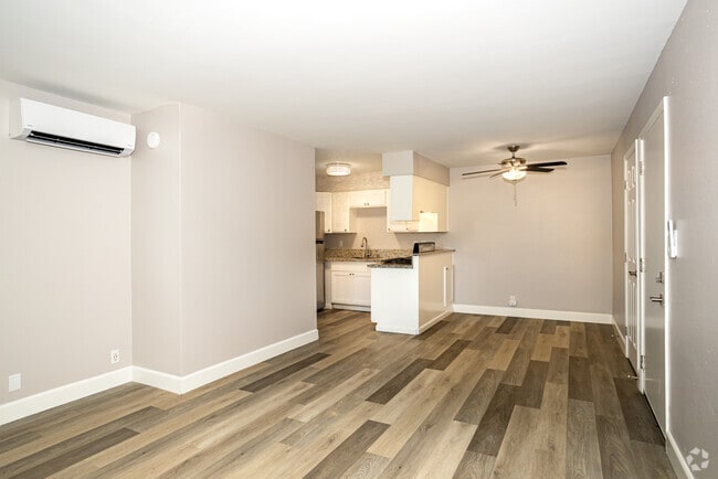 1BR, 1BA 594SF