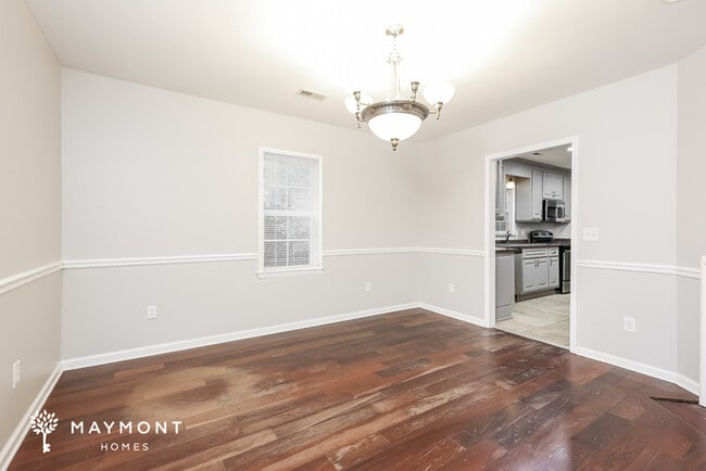 Photo - 215 Rebecca St