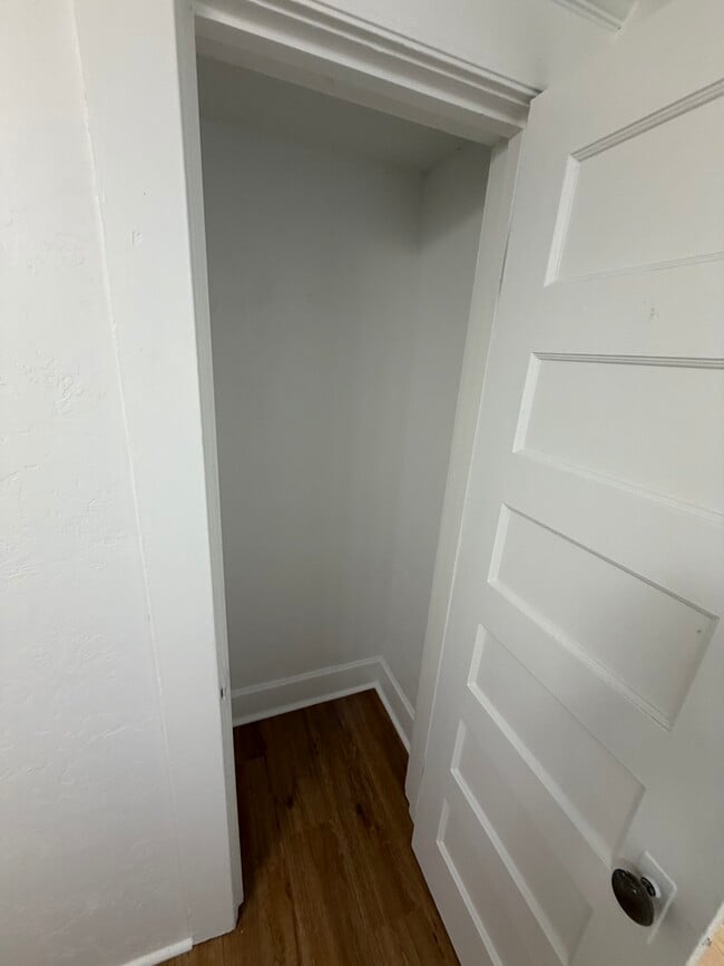 Armario del dormitorio - 251 E Broadway Unidad 201