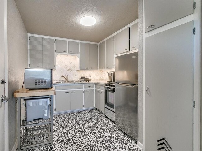 Photo - 203 E Brooks St